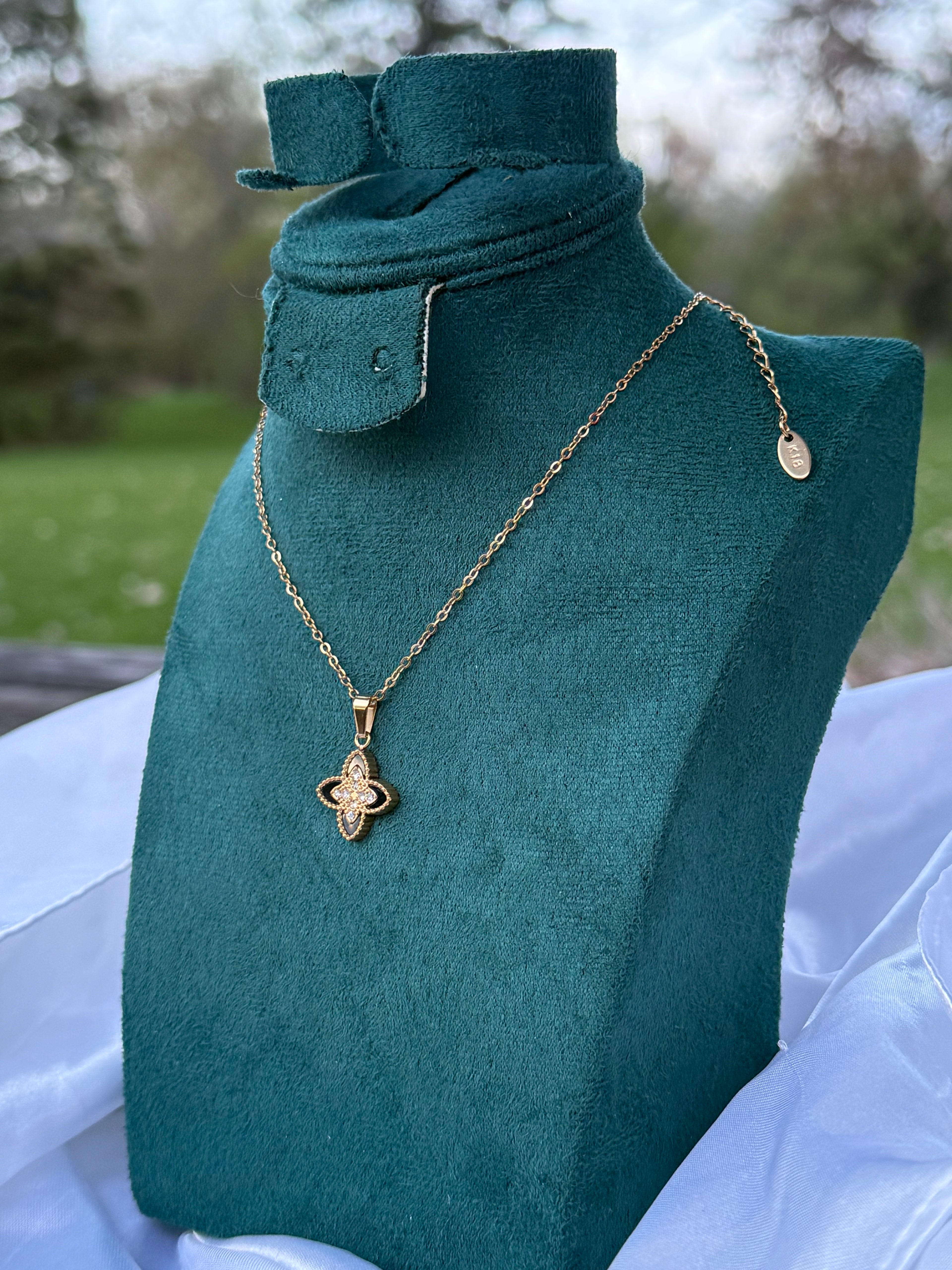 Noire Fleur Necklace ✨